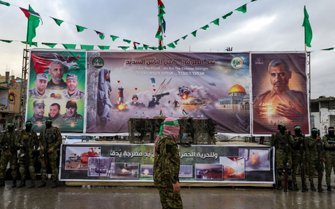 Vermummte und bewaffnete Mitglieder der Terrororganisation Hamas. - Foto: Jehad Alshrafi/AP/dpa