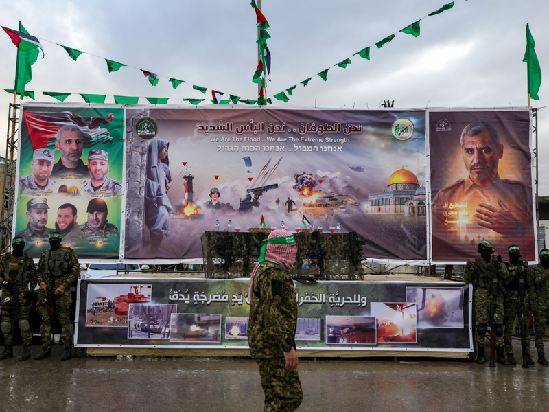 Vermummte und bewaffnete Mitglieder der Terrororganisation Hamas. - Foto: Jehad Alshrafi/AP/dpa