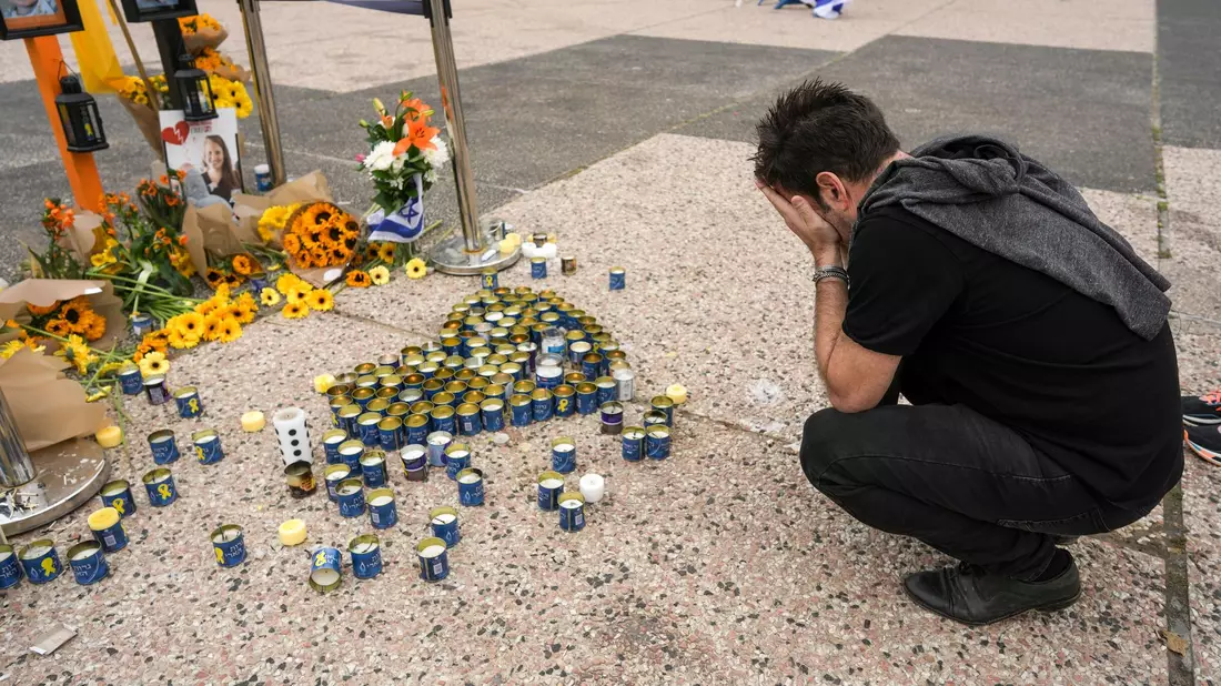Trauer um tote Geiseln in Tel Aviv.  - Bild: Oded Balilty/AP/dpa