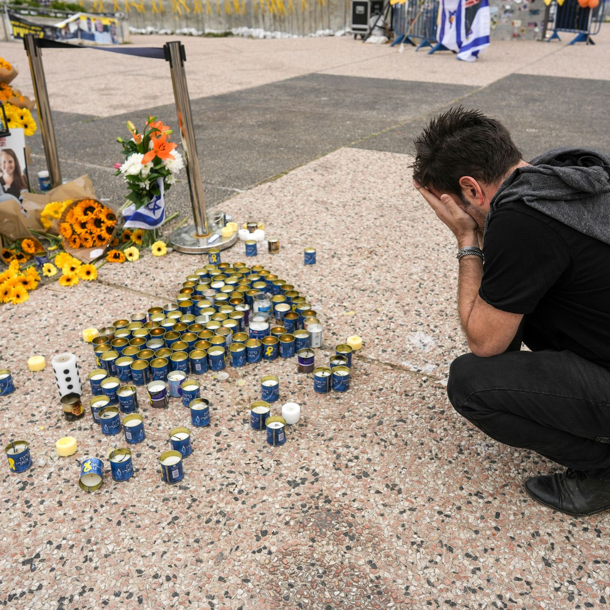 Trauer um tote Geiseln in Tel Aviv.  - Foto: Oded Balilty/AP/dpa
