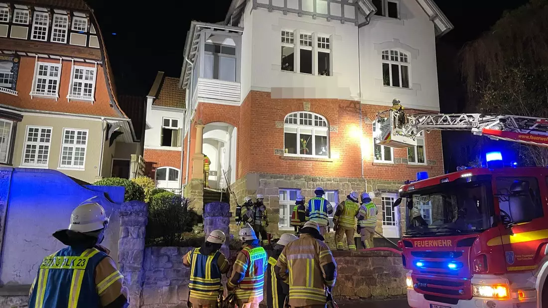 FF Bad Salzuflen: Ein Mensch bei Wohnungsbrand in der Bad Salzufler Innenstadt verletzt / Feuerwehr ist mit 30 Einsatzkräften am Herforder Tor - Bild: presseportal.de