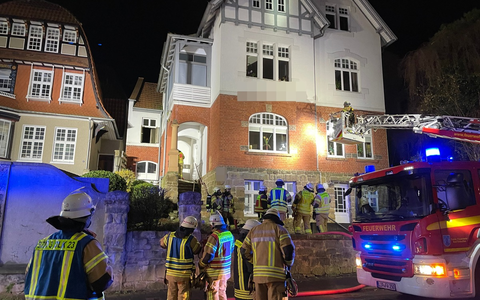 FF Bad Salzuflen: Ein Mensch bei Wohnungsbrand in der Bad Salzufler Innenstadt verletzt / Feuerwehr ist mit 30 Einsatzkräften am Herforder Tor - Foto: presseportal.de