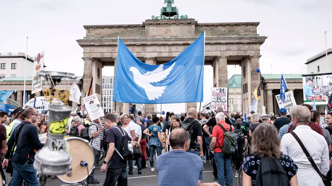 Mit dem Ende der Corona-Pandemie fiel ein wichtiges Thema der sogenannten Querdenker-Szene weg. (Archivbild) - Bild: Carsten Koall/dpa