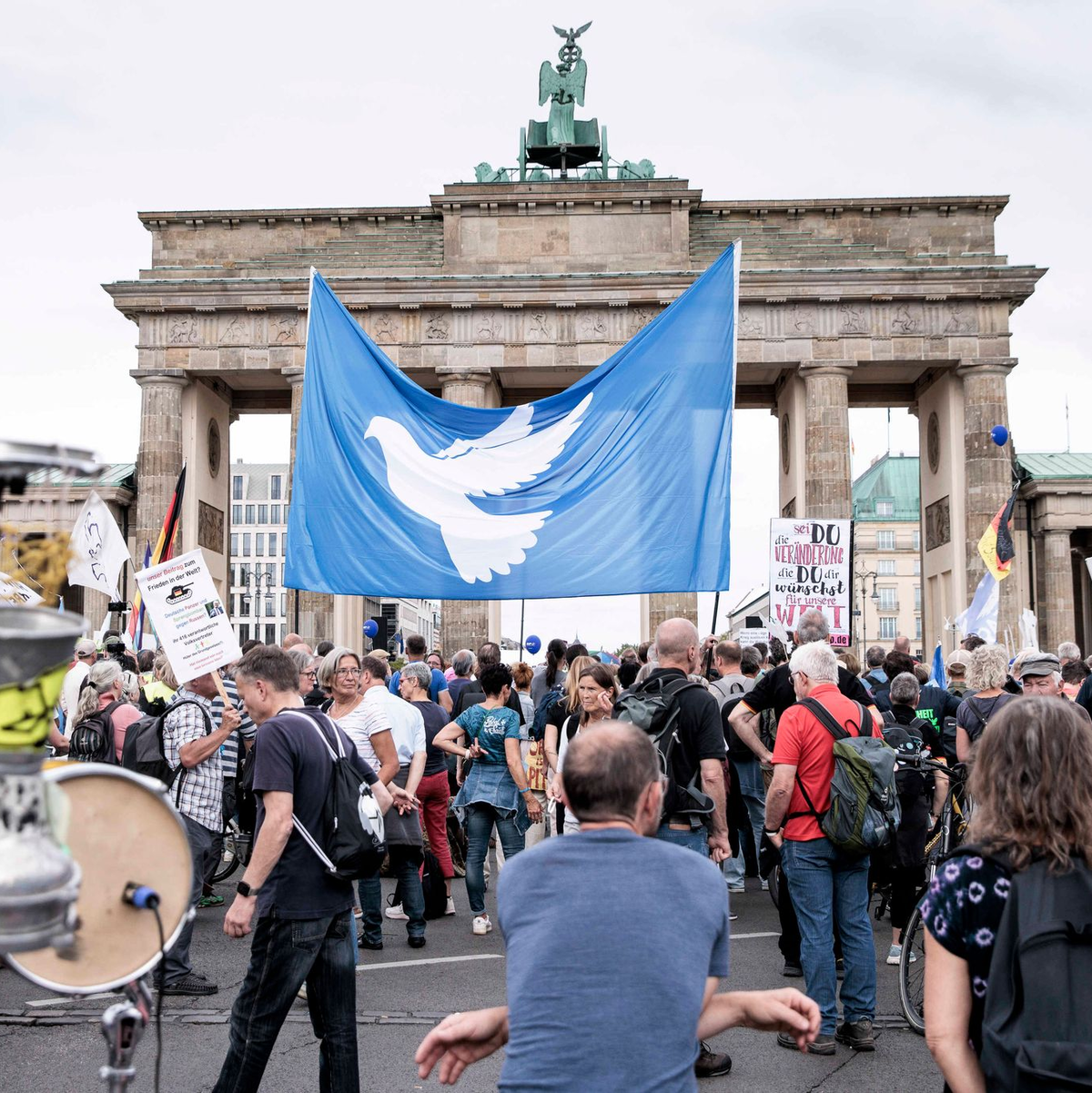 Mit dem Ende der Corona-Pandemie fiel ein wichtiges Thema der sogenannten Querdenker-Szene weg. (Archivbild) - Foto: Carsten Koall/dpa