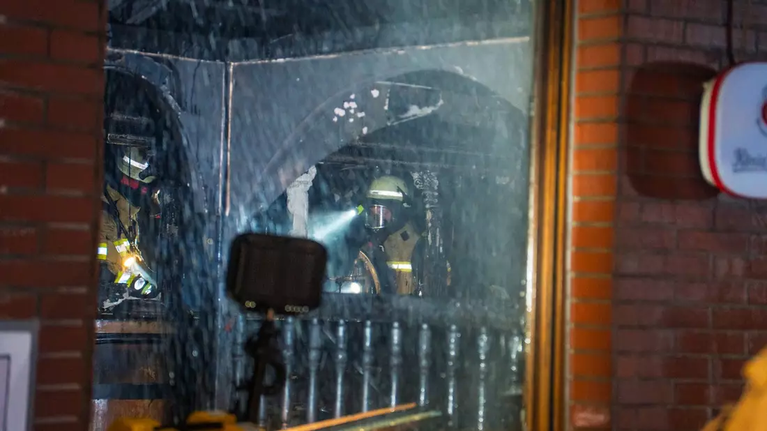 FW Menden: Gaststätte in Vollbrand - Feuerwehr rettet sechs Bewohner - Bild: presseportal.de