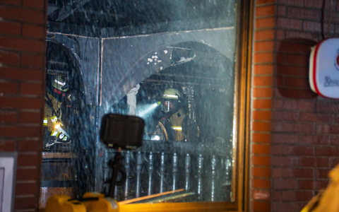 FW Menden: Gaststätte in Vollbrand - Feuerwehr rettet sechs Bewohner - Foto: presseportal.de