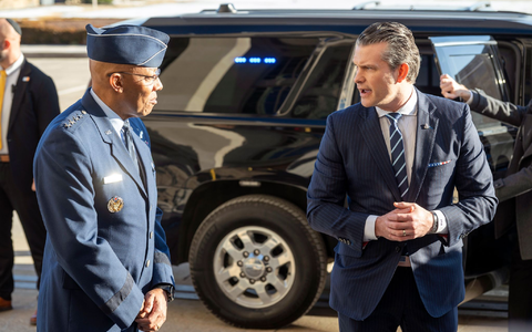 Die US-Regierung hat den Generalstabschef der US-Streitkräfte, Charles Q. Brown (links) entlassen - entgegen einer Tradition für den Posten. (Archivbild) - Foto: Kevin Wolf/FR33460 AP/AP/dpa