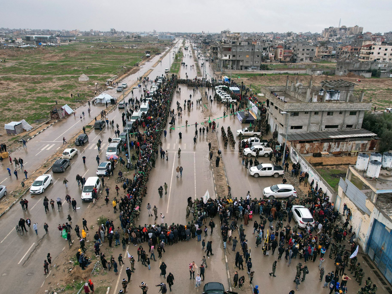 Vor der Geisel-Übergabe in Nuseirat - Foto: Mohammad Abu Samra/AP/dpa