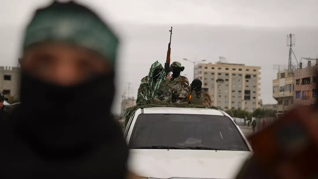 Vor der Geisel-Übergabe in Nuseirat.  - Bild: Abdel Kareem Hana/AP/dpa