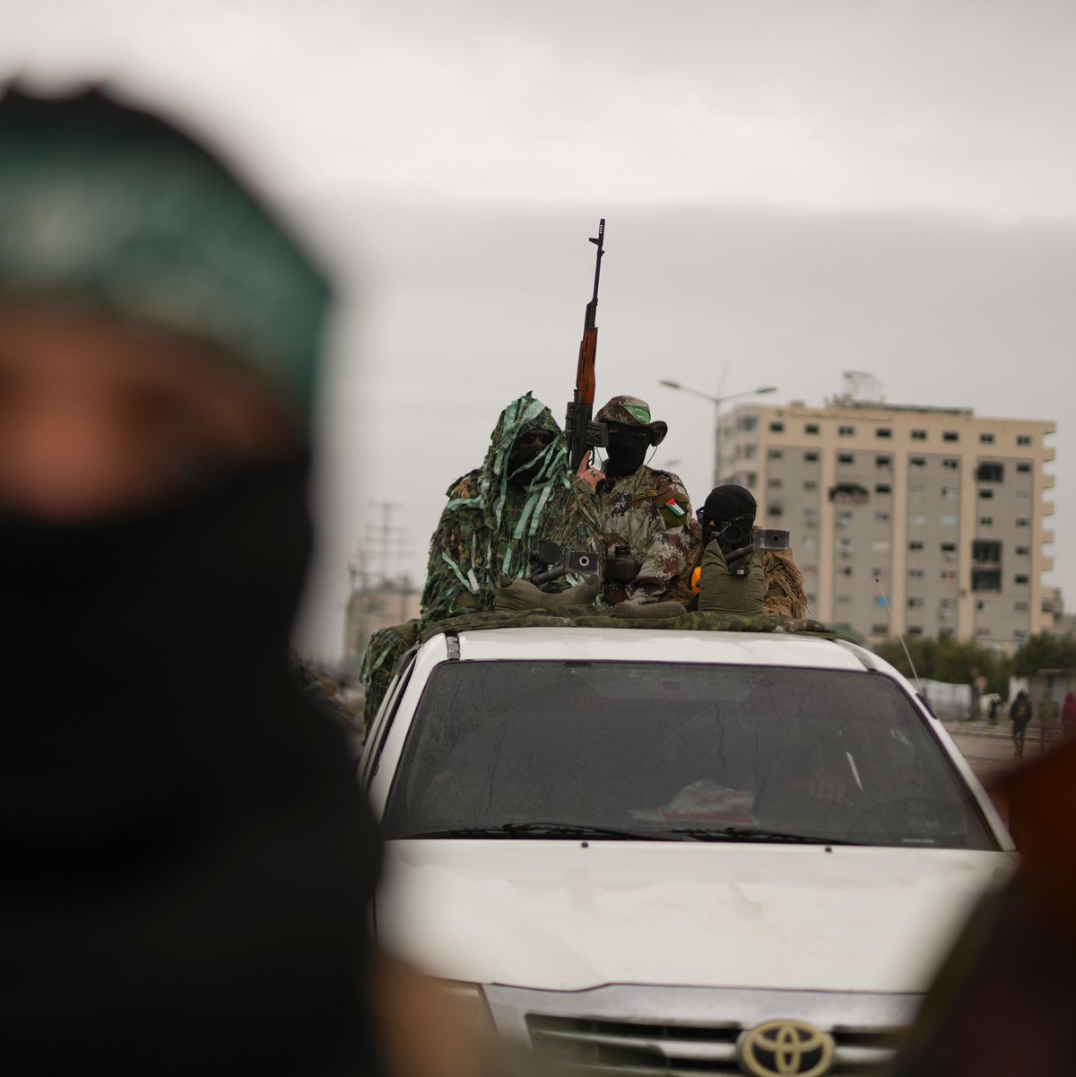 Vor der Geisel-Übergabe in Nuseirat.  - Foto: Abdel Kareem Hana/AP/dpa