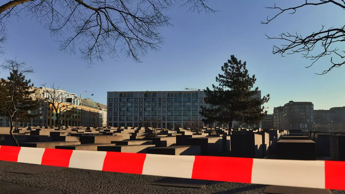 Am Samstagmorgen war der Bereich weiter abgesperrt. - Bild: Paul Zinken/dpa