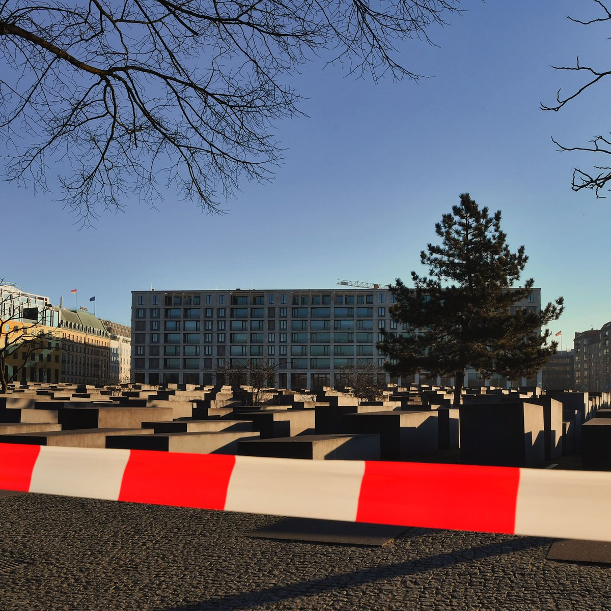 Am Samstagmorgen war der Bereich weiter abgesperrt. - Foto: Paul Zinken/dpa
