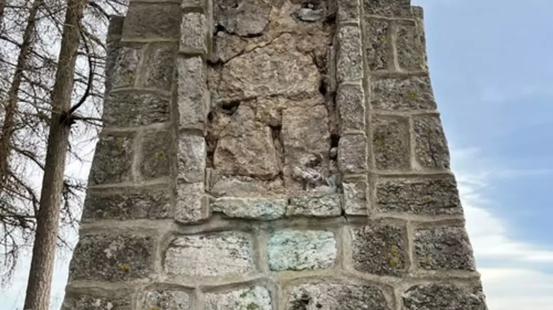POL-HI: Gedenktafeln vom Kriegerdenkmal entwendet - Bild: presseportal.de