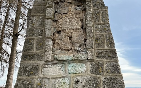 POL-HI: Gedenktafeln vom Kriegerdenkmal entwendet - Foto: presseportal.de