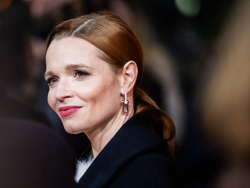 Schauspieler Jannik Schümann liest nicht nur gerne Drehbücher. (Archivbild) - Foto: Christoph Soeder/dpa