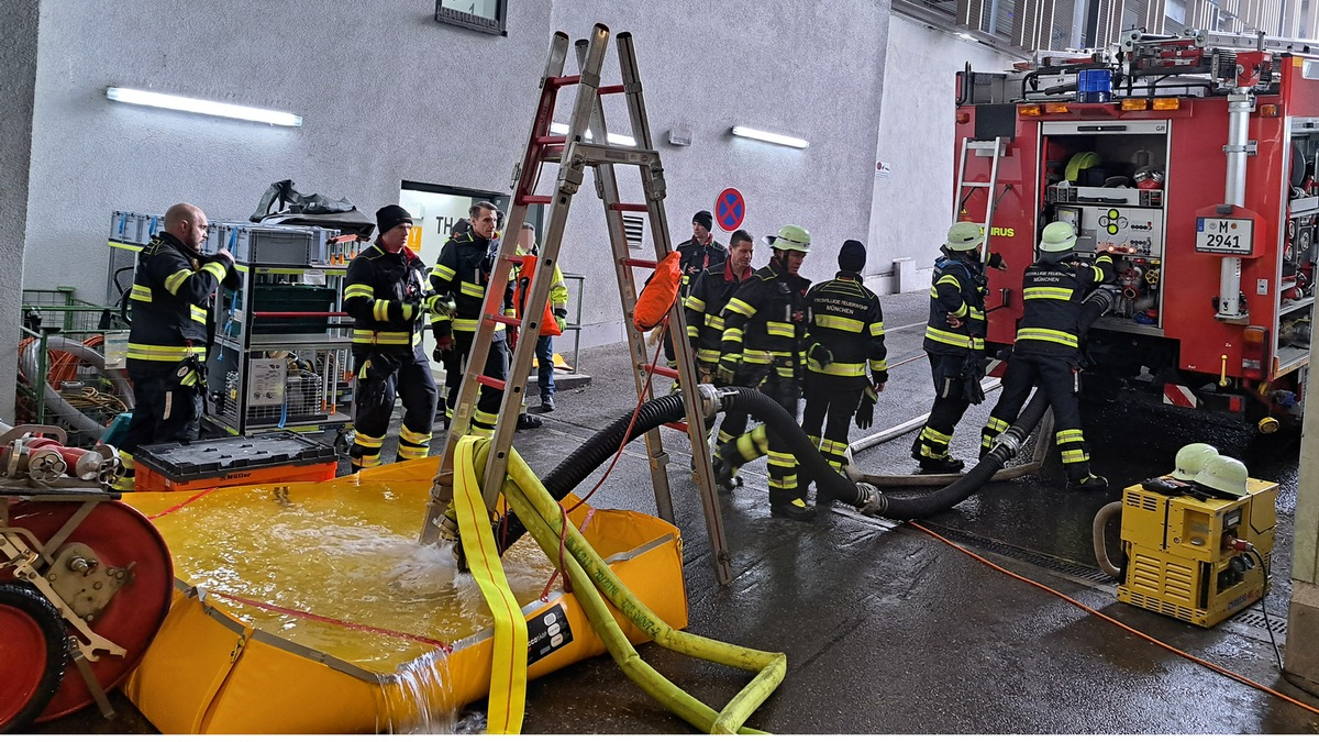FW-M: Stundenlanger Einsatz durch Wasserschaden (Neuperlach) - Foto: presseportal.de