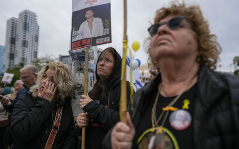 Die letzte von insgesamt sechs Gaza-Geiseln ist nach ihrer Übergabe an das Rote Kreuz nach Israel zurückgekehrt.  - Foto: Oded Balilty/AP/dpa