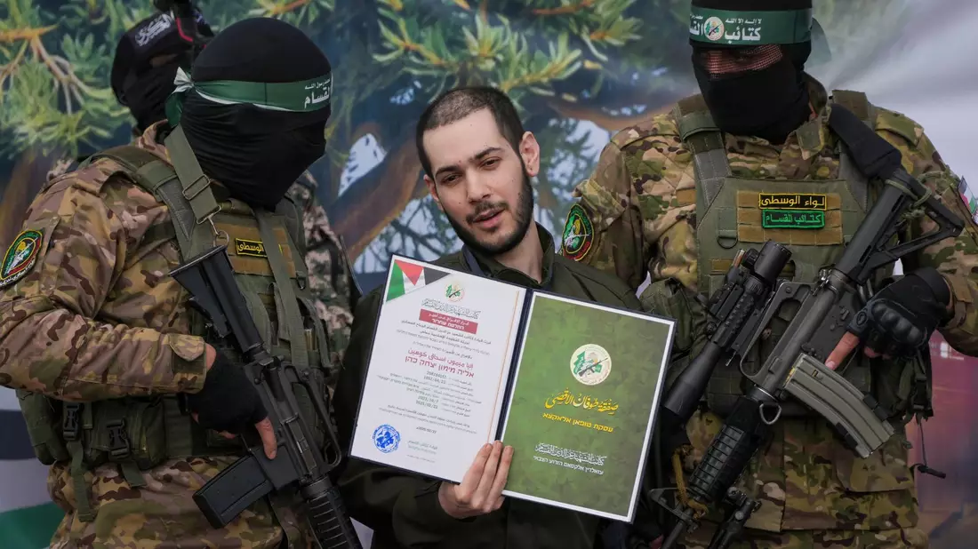 Die Geiseln wurden vor der Übergabe an das Internationale Komitee vom Roten Kreuz (IKRK) von ihren Bewachern wiederholt angehalten, zu lächeln und zu winken. - Bild: Abdel Kareem Hana/AP/dpa