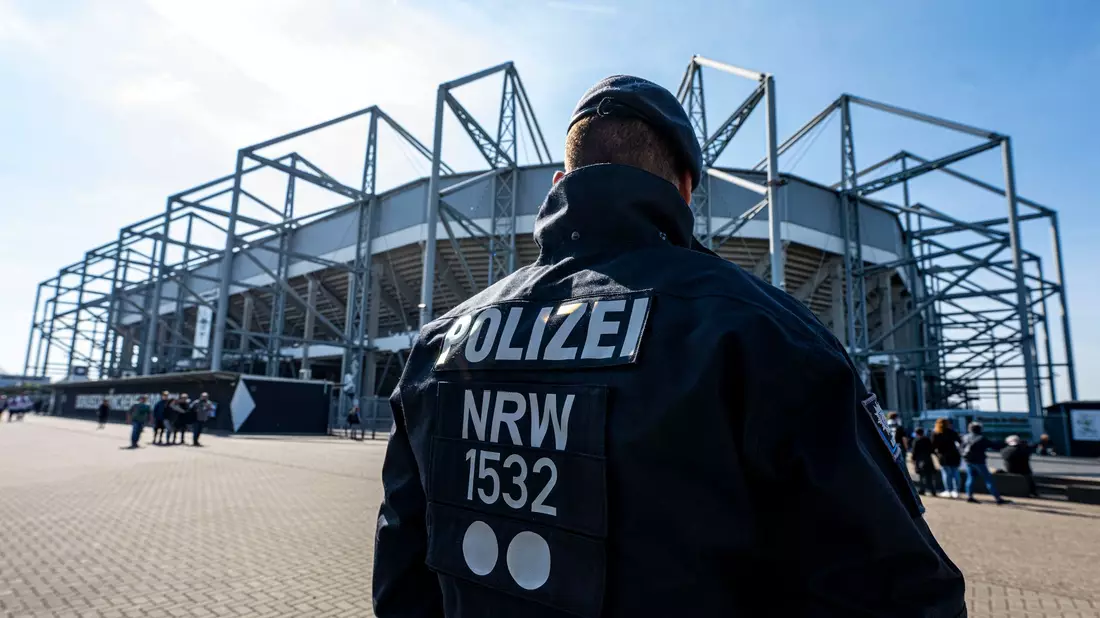 Stau auf der Anfahrt zum Borussia-Park - Bild: David Inderlied/dpa