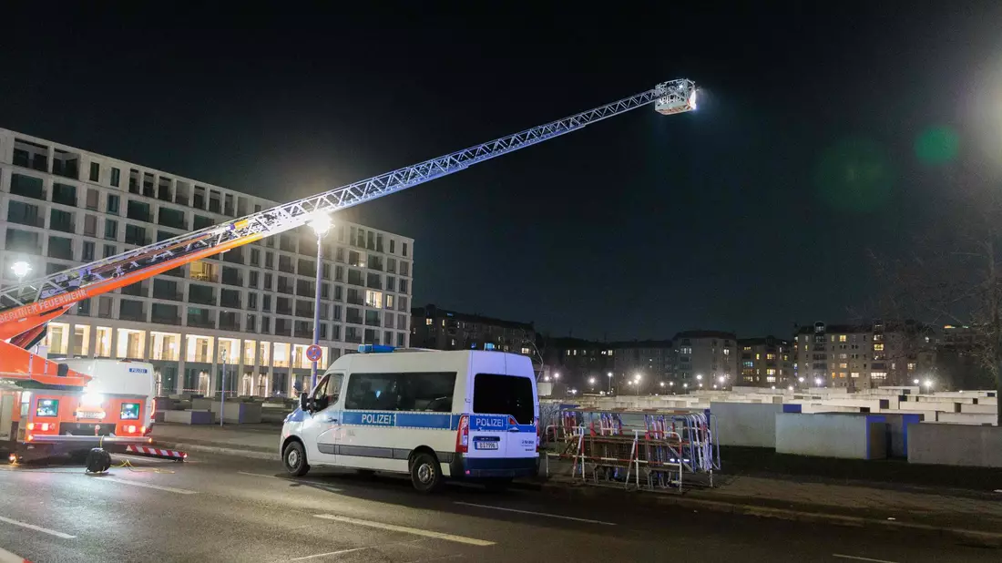 Nach dem Angriff am Freitagabend sucht die Polizei den Tatort ab. - Bild: Carsten Koall/dpa
