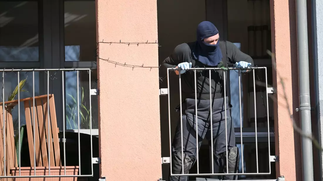 Bei einer Wohnungsdurchsuchung in Potsdam fanden Einsatzkräfte einen sprengstoffähnlichen Gegenstand. - Bild: Michael Bahlo/dpa