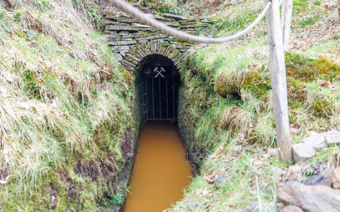 Nach einem Einbruch von zwei Unbekannten in ein Besucherbergwerk haben aus Sicherheitsgründen Feuerwehrleute den Stollen abgesucht - und niemanden mehr angetroffen. - Foto: Christoph Reichwein/dpa