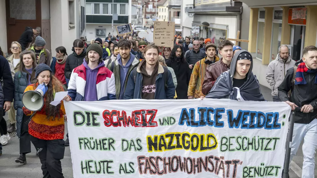 In der Schweiz hat sich am Wohnort von Alice Weidel Protest formiert. - Bild: Urs Flueeler/KEYSTONE/dpa