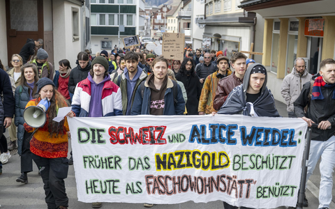 In der Schweiz hat sich am Wohnort von Alice Weidel Protest formiert. - Foto: Urs Flueeler/KEYSTONE/dpa In der Schweiz hat sich am Wohnort von Alice Weidel Protest formiert. - Foto: Urs Flueeler/KEYSTONE/dpa