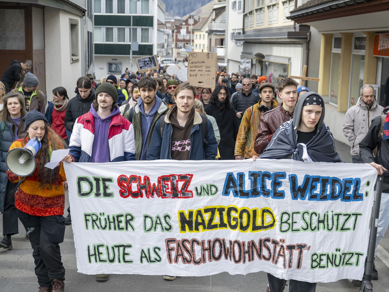 In der Schweiz hat sich am Wohnort von Alice Weidel Protest formiert. - Foto: Urs Flueeler/KEYSTONE/dpa