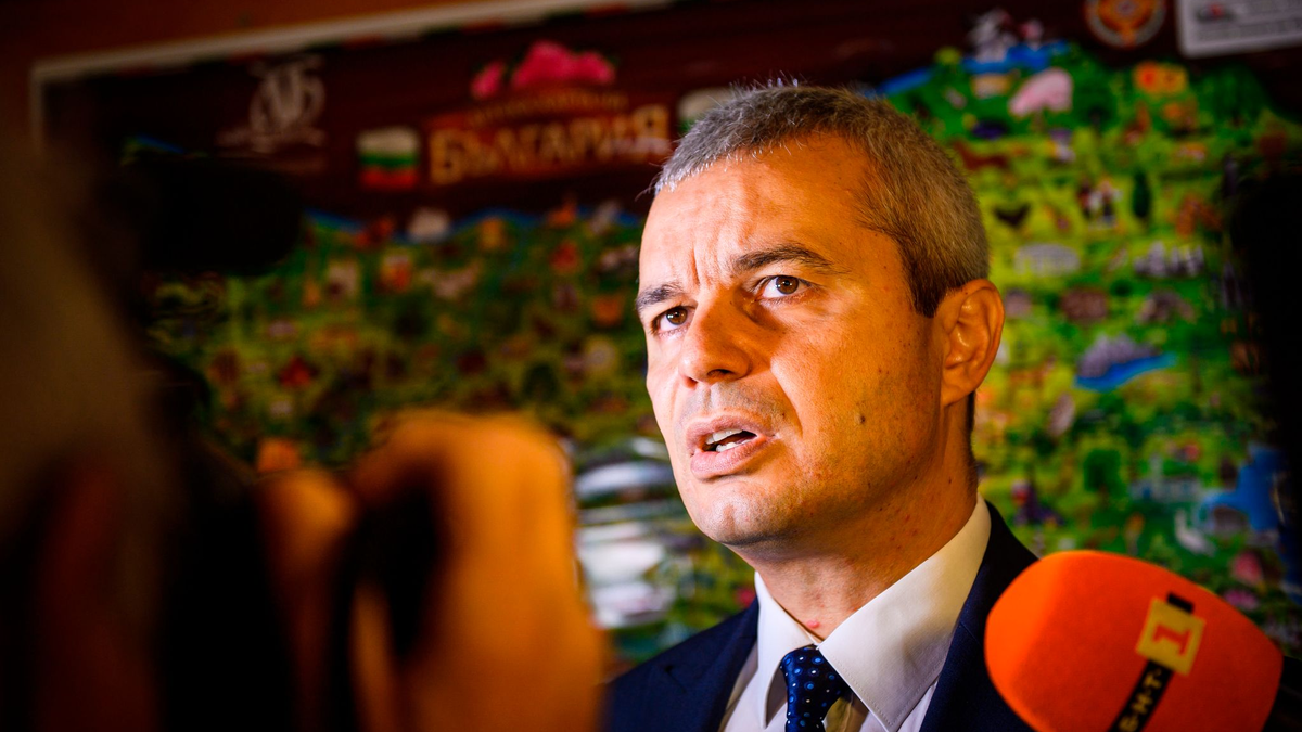 Der Oppositionspolitiker Kostadinow hatte zu Protest gegen den von der Regierung angestrebten Beitritt Bulgariens zur Eurozone 2026 aufgerufen. (Archivbild) - Foto: Petko Momchilov/AP/dpa