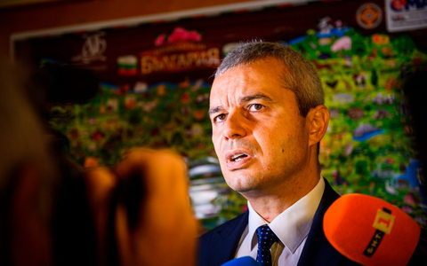 Der Oppositionspolitiker Kostadinow hatte zu Protest gegen den von der Regierung angestrebten Beitritt Bulgariens zur Eurozone 2026 aufgerufen. (Archivbild) - Foto: Petko Momchilov/AP/dpa