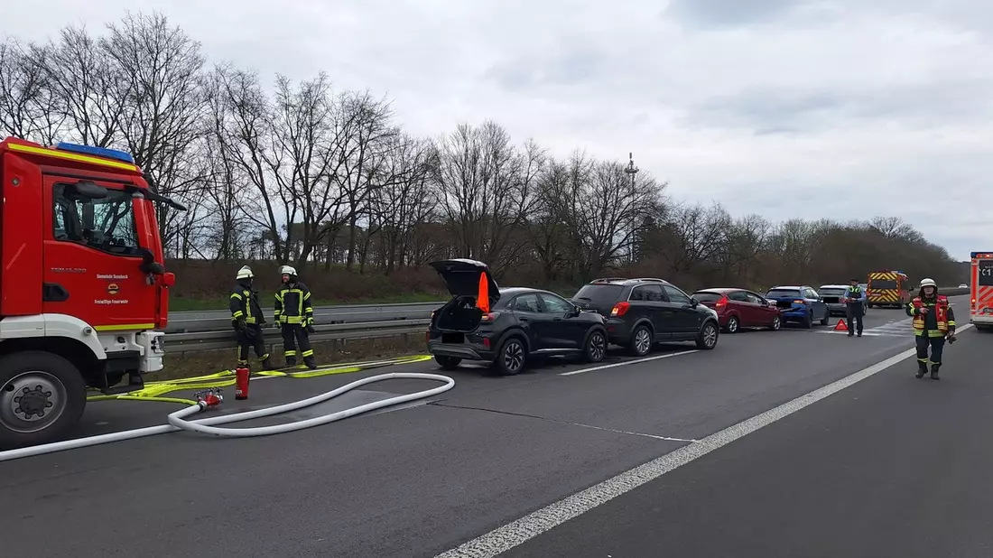 FW Sonsbeck: Auffahrunfall mit fünf beteiligten PKW auf der A57 - Bild: presseportal.de