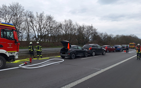 FW Sonsbeck: Auffahrunfall mit fünf beteiligten PKW auf der A57 - Foto: presseportal.de
