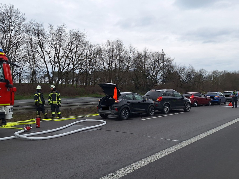FW Sonsbeck: Auffahrunfall mit fünf beteiligten PKW auf der A57 - Foto: presseportal.de