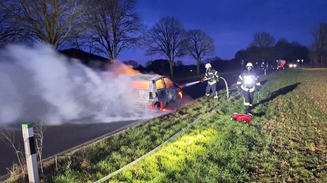 FW Sonsbeck: PKW-Brand auf der Alpener Straße und gemeldeter LKW-Brand auf der A57 - Bild: presseportal.de