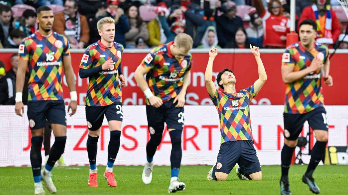 Närrische Fans beim Mainzer Fasnachtsspieltag - Foto: Uwe Anspach/dpa