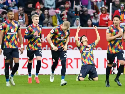 Närrische Fans beim Mainzer Fasnachtsspieltag - Foto: Uwe Anspach/dpa