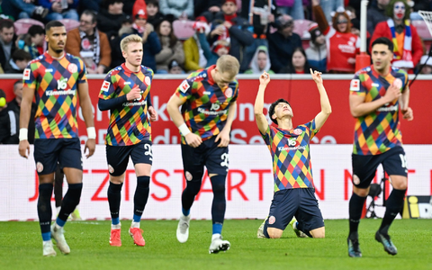 Närrische Fans beim Mainzer Fasnachtsspieltag - Foto: Uwe Anspach/dpa