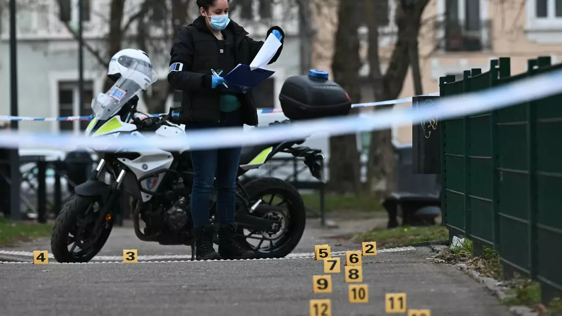 Ein Verletzter schwebt nach dem Angriff in Lebensgefahr. - Bild: Sebastien Bozon/AFP/dpa