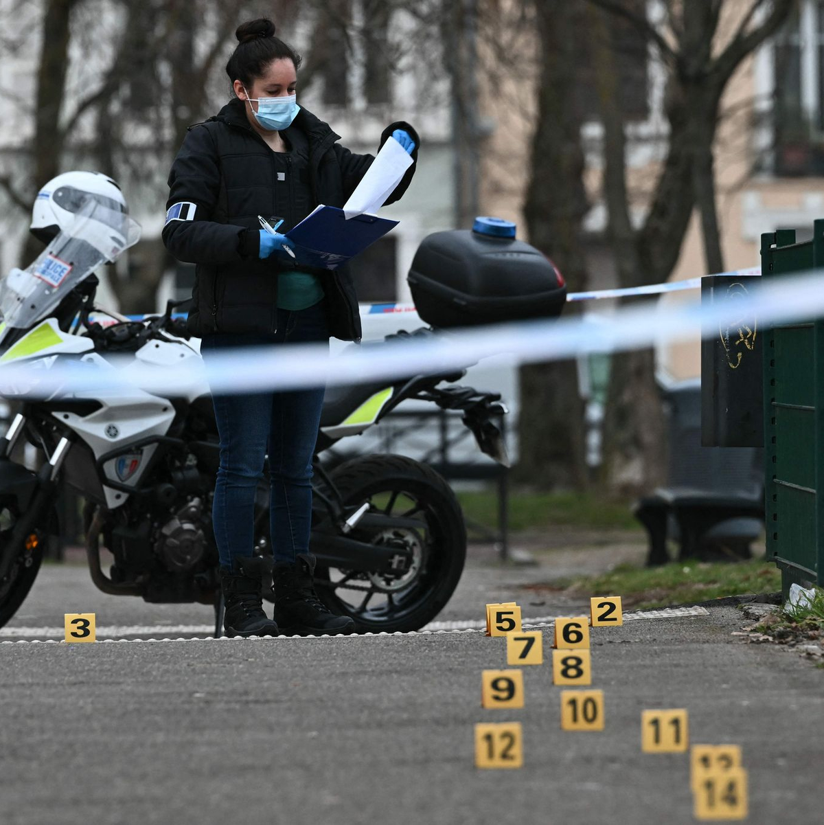 Frankreichs Innenminister will künftig härtere Saiten aufziehen und unbefristete Abschiebehaft zulassen. - Foto: Sebastien Bozon/AFP/dpa