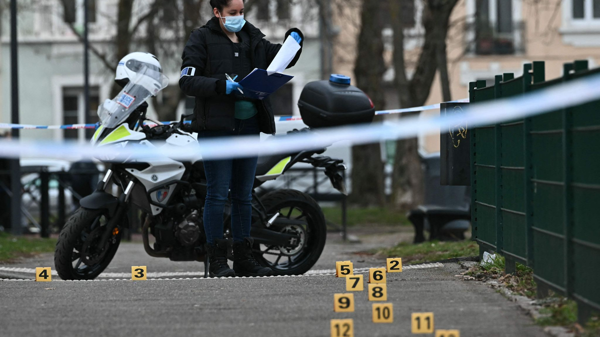 Ein Verletzter schwebt nach dem Angriff in Lebensgefahr. - Foto: Sebastien Bozon/AFP/dpa