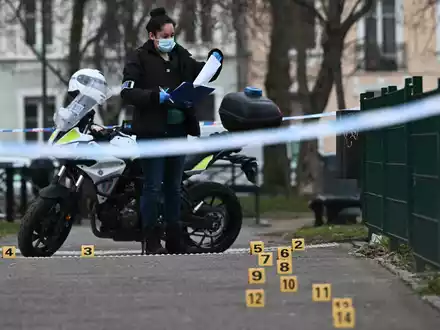 Frankreichs Innenminister will künftig härtere Saiten aufziehen und unbefristete Abschiebehaft zulassen. - Foto: Sebastien Bozon/AFP/dpa