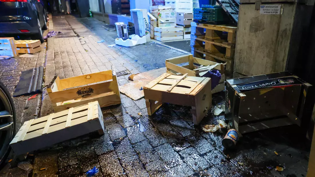 Rund 50 Menschen waren laut Polizei an der Schlägerei beteiligt. - Bild: Christoph Reichwein/dpa
