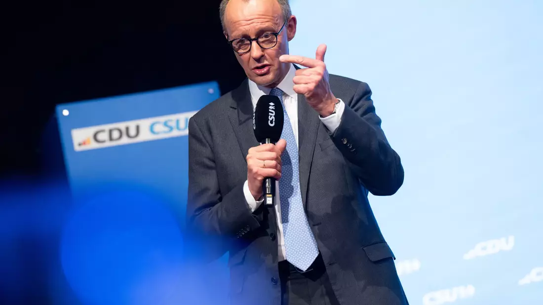 Merz trat zum Abschluss des Wahlkampfes in München auf.  - Bild: Sven Hoppe/dpa