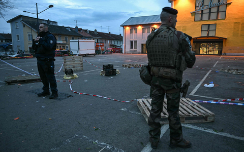 Ob der getötete Mann sich dem Angreifer entgegenstellte oder zufällig zum Opfer wurde, ist noch unklar. - Foto: Sebastien Bozon/AFP/dpa Ob der getötete Mann sich dem Angreifer entgegenstellte oder zufällig zum Opfer wurde, ist noch unklar. - Foto: Sebastien Bozon/AFP/dpa