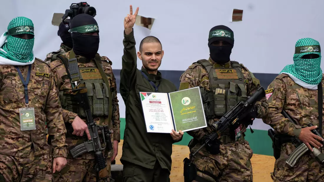 Die Hamas inszenierte die Freilassung weiterer Geiseln.   - Bild: Abdel Kareem Hana/AP/dpa