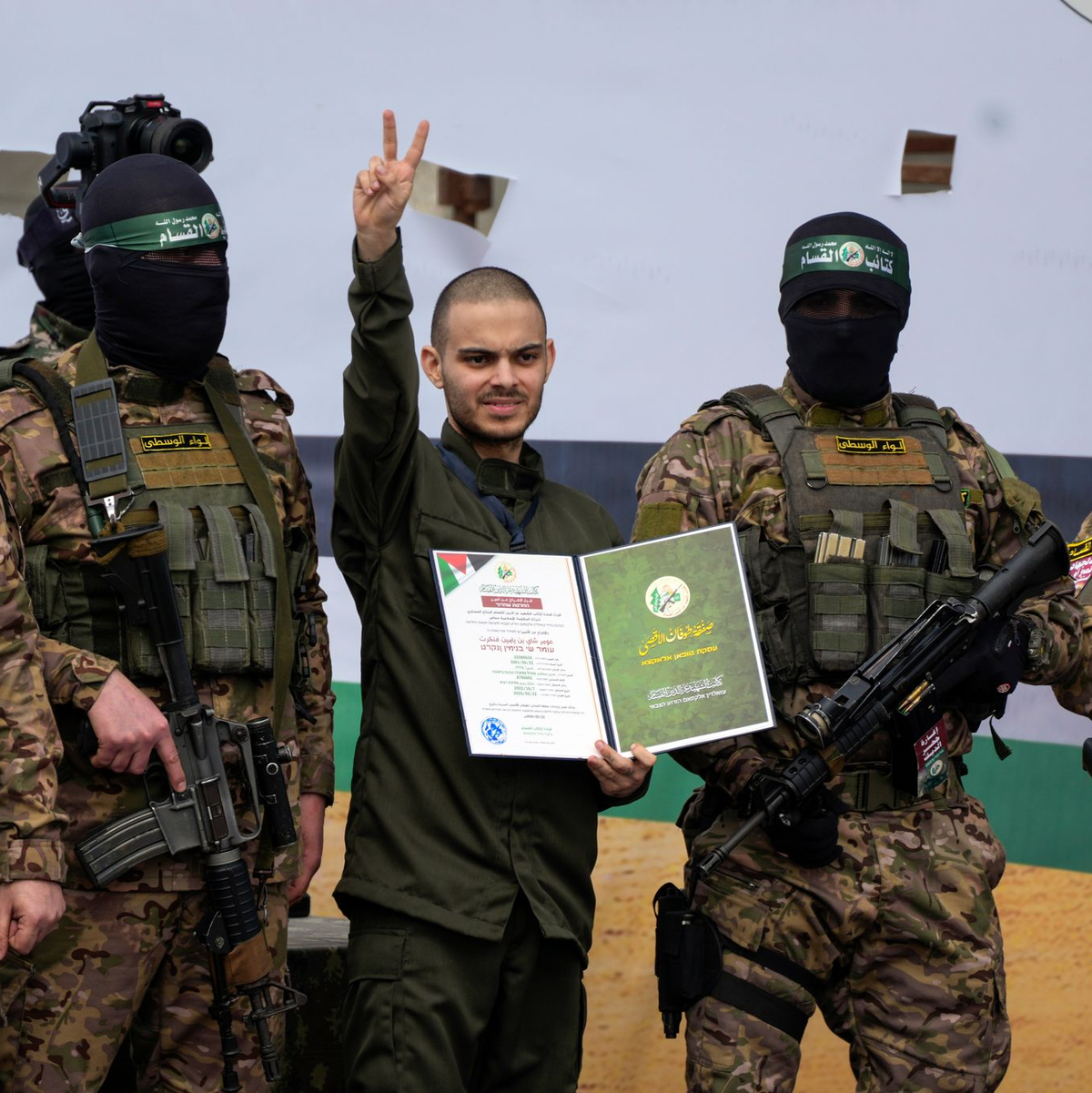 Die Hamas inszenierte die Freilassung weiterer Geiseln.   - Foto: Abdel Kareem Hana/AP/dpa