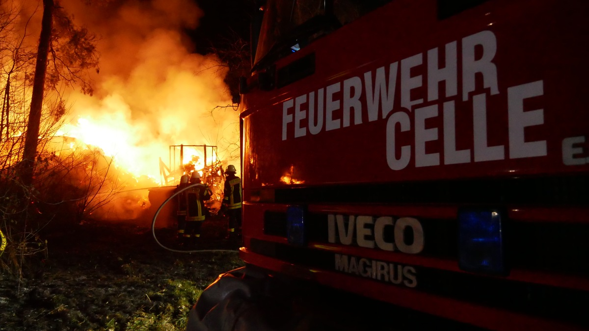 FW Celle: Scheunenbrand in Hustedt - Asbest und schwierige Wasserversorgung erschweren Löschmaßnahmen - Foto: presseportal.de