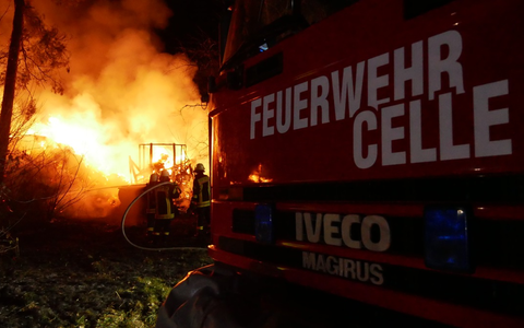 FW Celle: Scheunenbrand in Hustedt - Asbest und schwierige Wasserversorgung erschweren Löschmaßnahmen - Foto: presseportal.de