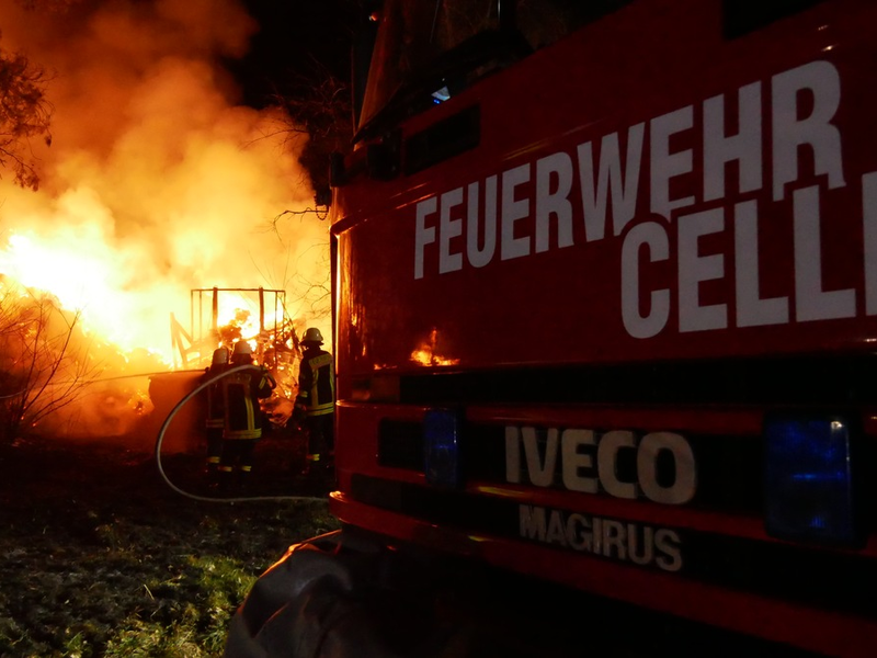 FW Celle: Scheunenbrand in Hustedt - Asbest und schwierige Wasserversorgung erschweren Löschmaßnahmen - Foto: presseportal.de